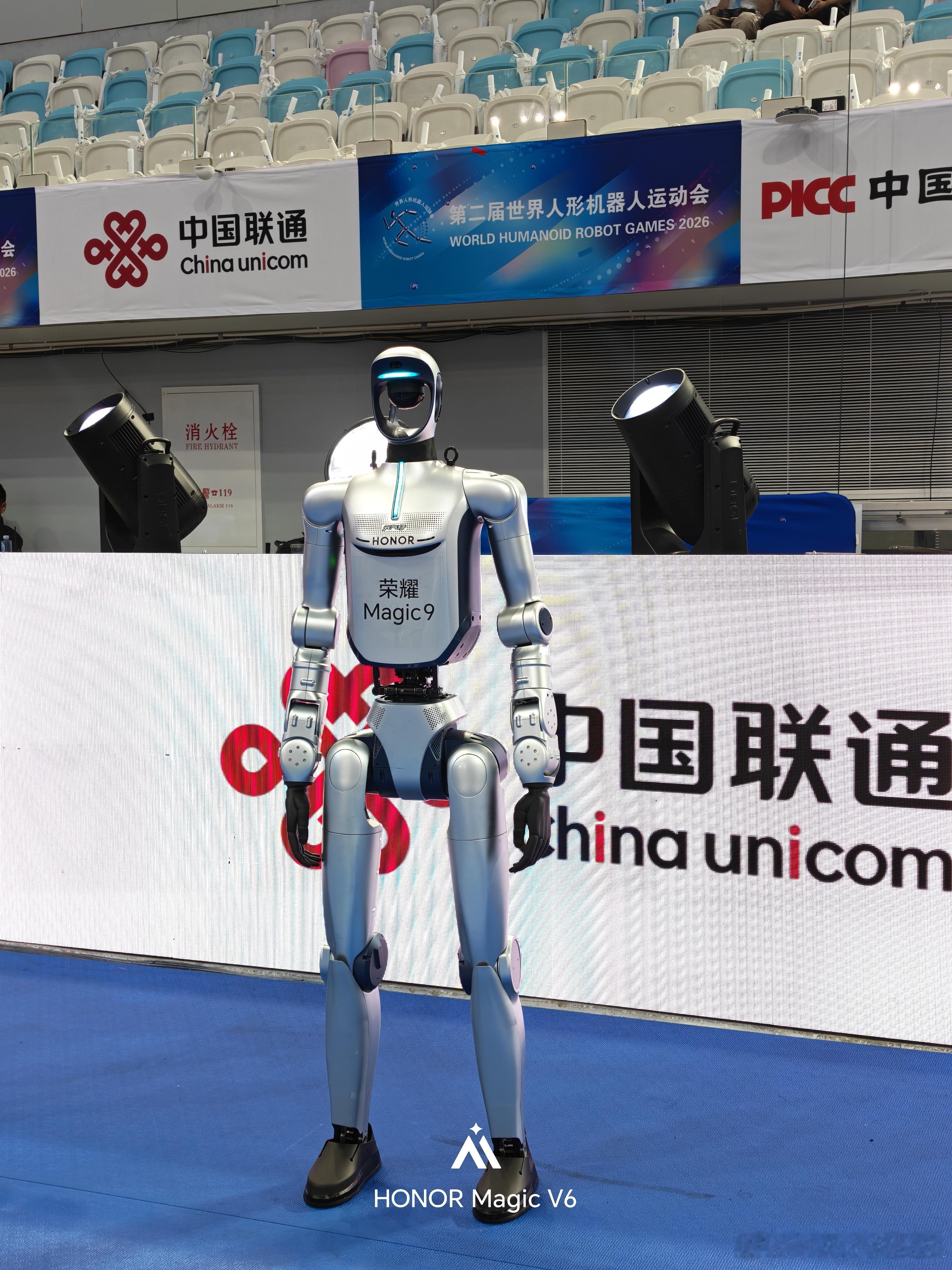 #老外携掌上机器人应援机器人大会# 看机器人跑步比赛，本来以为图个热闹，但荣耀机器人跑进十秒级，老外愣住，但厉害的不是跑得快，而是它凭啥一直不宕机？续航、散热、可靠性，这些赛场上的极限考验，恰恰是手机最怕翻车的点。[并不简单]
    荣耀这波先让机器人当小白鼠，把旗舰技术扔进物理世界狠造 ​