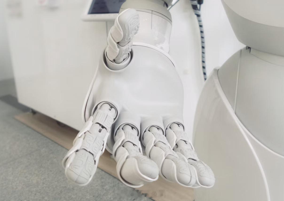 【 科学家指出，人形机器人手术优势明显。首先，有助于缓解全球外科医生短...