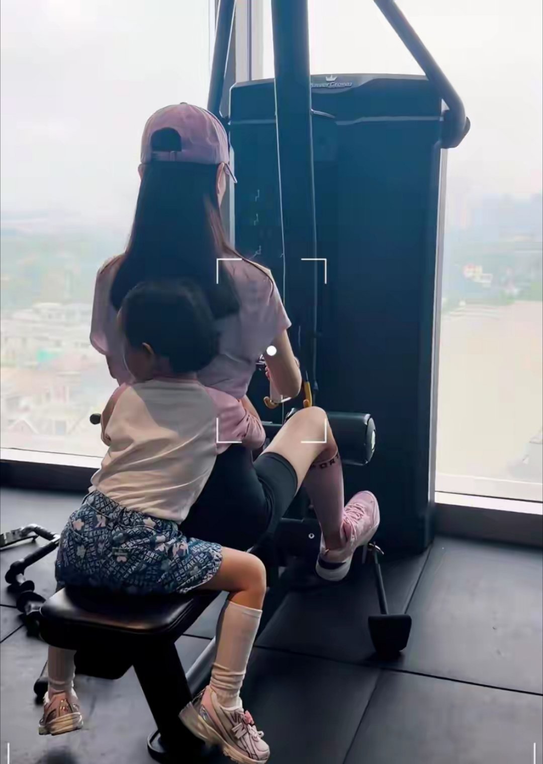 41岁孙骁骁怀二胎坚持健身：挺孕肚举哑铃，3岁女儿在一旁加油 ​