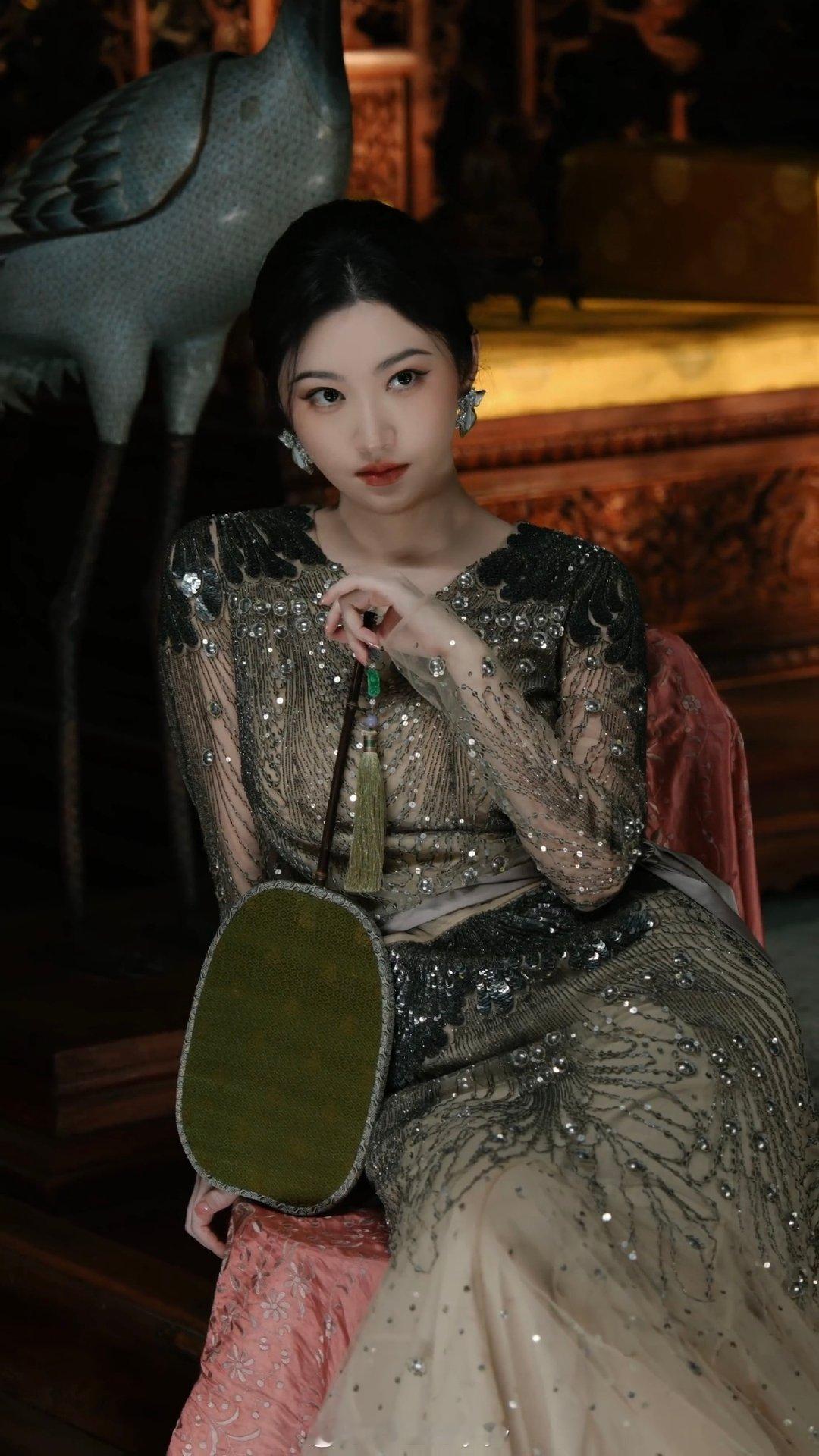 #景甜[超话]#  ｜ #景甜红墙古刹大片#  ｜ #瑞丽31周年# 
谁懂！太爱景甜这种御姐的眼神了[爱慕][爱慕]
这妥妥的孟千姿[舔屏][舔屏]
女王大人  [心] ​