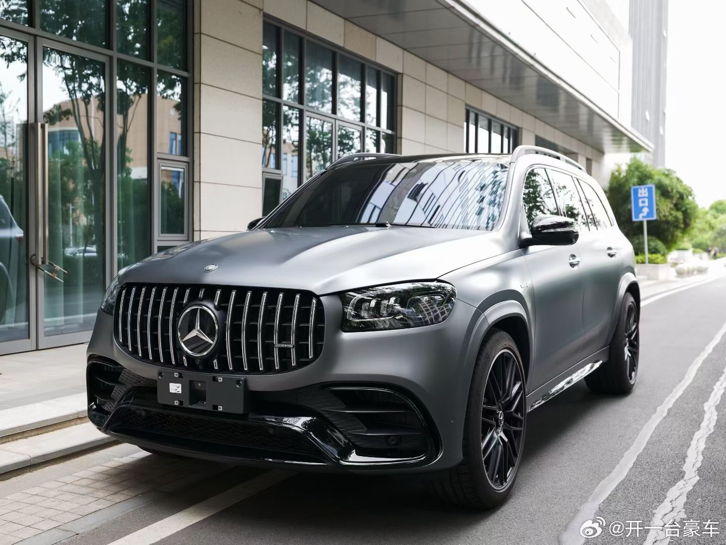 ✨AMG GLS63｜
2026年｜1500km，年份新，里程极少
既能从容商务出行，也能享受V8的澎湃声浪。#奔驰[超话]##4AM和平精英分部[超话]##梅赛德斯奔驰[超话]##和平精英职业联赛[超话]#  ​