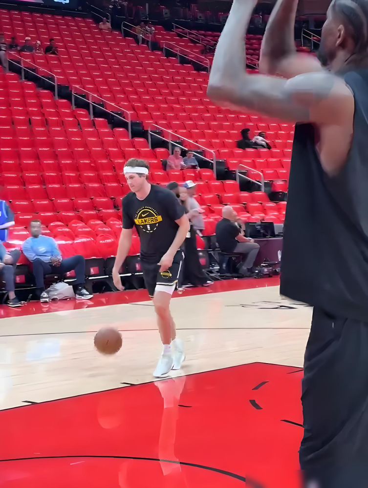 詹姆斯要把里夫斯交易走？这消息一出，湖人更衣室那点事，彻底捂不住了。...