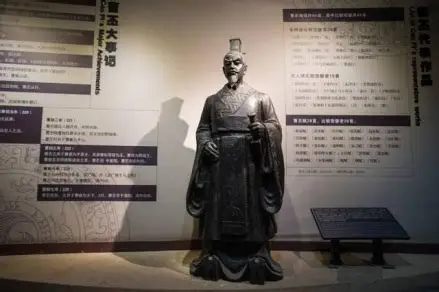 曹丕赐死甄宓之后，父子之间隔阂深重，他内心十分厌恶曹叡，本不愿将江山传给这个儿子。可几番权衡之下，他几乎没有更好的选择。曹丕离世较早，可供挑选的继承人里，只有曹叡已经成年，其余都是年幼皇子。幼主难以掌控朝堂，废长立幼更是自古极易引发动乱的隐患。



曹丕并非没有考虑过宗室藩王，但曹魏对宗室藩王管控