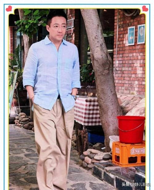 汪小菲icon又悄咪咪冲上热搜了！
国庆带着马筱梅和汪宝现身北京怀柔度假，路人抓拍到的镜头里，汪小菲抱着汪宝在草坪上慢悠悠散步，又高又瘦的挺拔身材直接戳中全网视线，谁能信这是已经四十多岁的中年大叔。
一家三口全程零阵仗，没带保镖没跟摄像，和普通出游的家庭没两样。汪小菲穿件简单的浅灰针织衫，整个人松弛
