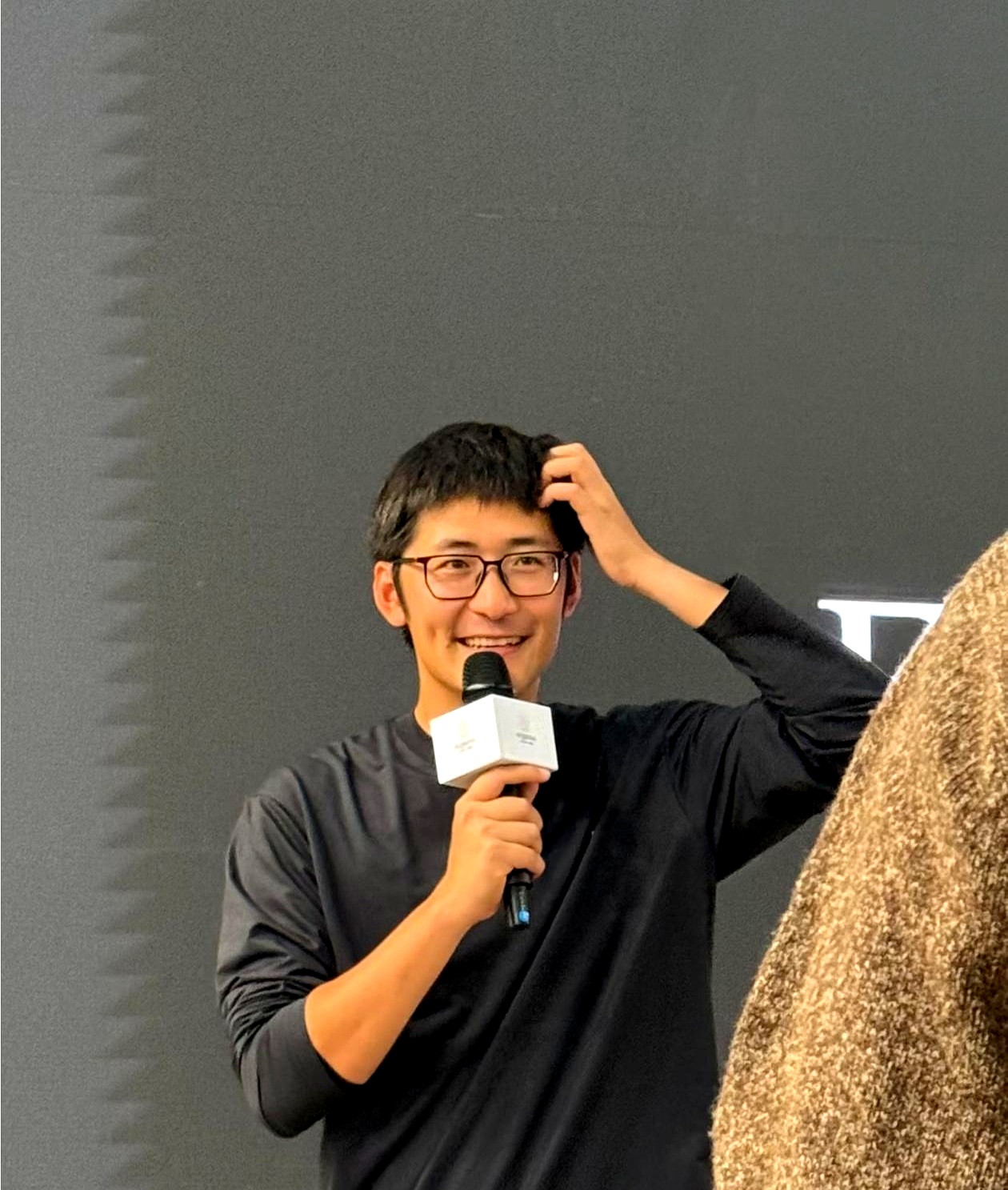 影视飓风的Tim把苹果折叠屏反着掰了一下，外屏直接闪屏，魅族前高管李楠立刻开怼，骂这种测试不是正常使用，纯粹是博眼球蹭流量
 

这话听着像那么回事，细想全是偏袒厂家的歪理
 

苹果发布会上PPT吹得震天响，白纸黑字写着屏幕刚性比行业高出40%，把耐造当核心卖点到处宣传
 

怎么到了实际检验环节