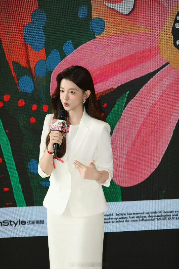 双女王同台卸下强势外壳，暖心闲谈直击内心。孟羽童换位思考共情对方职场重...