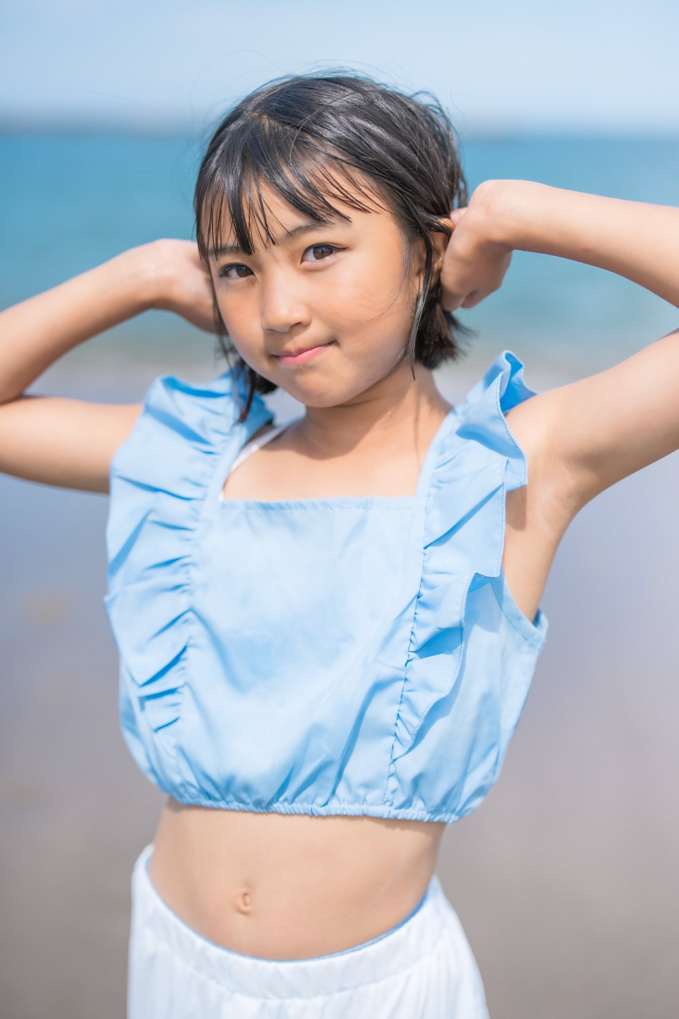 海边少女，阳光灿烂，笑容甜美