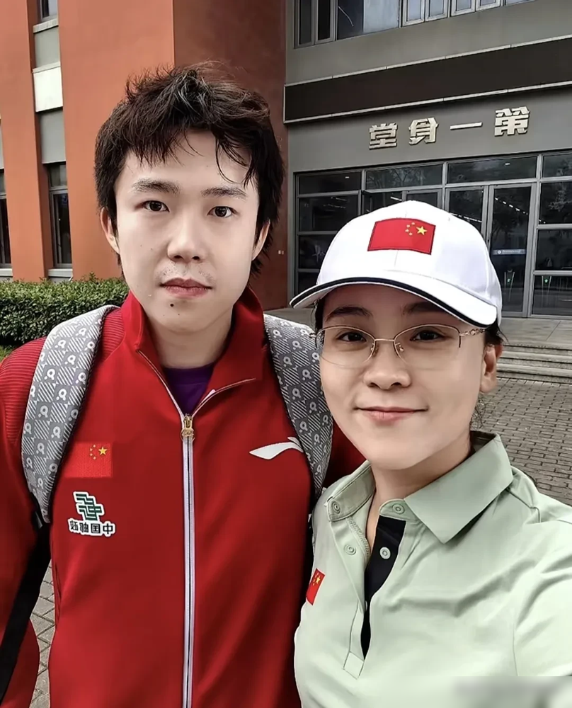 一张所谓的私密约会照，差点把王楚钦给坑了。
网传照片里他跟女性举止熟络，被人硬说是秘密恋情。其实这根本不是近照，而是几个月前的一场多人大聚会。
当时薛飞和女友、王晓彤全都在场，周围一圈长辈好友。偏偏有人故意裁掉背景，硬凑出一出孤男寡女的戏码。
真相是，9月1日的王楚钦，正关在崇明岛封闭集训。短