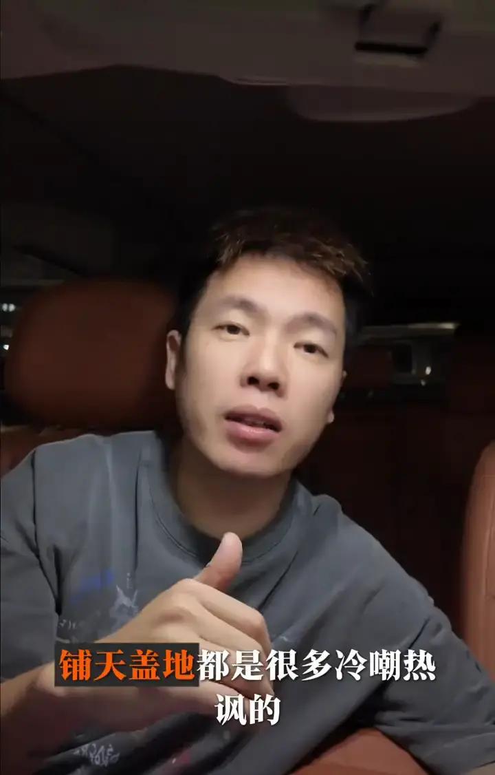 不出意外，只要你是开的零跑，估计下午今天都已经被这些视频刷屏了。现在就是这样子的，只要是电车在路上一旦发生了燃烧，不管什么情况，反正评论区里面铺天盖地都是很多冷嘲热讽的，给我一个买电车的理由。

可一段视频里看到火从哪里冒出来，和最终查清楚起火原因，根本不是一回事。

车内先烧，可能和充电宝、打火机