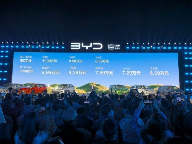 【比亚迪第二代海鸥上市 唠唠比亚迪海鸥这两代的区别 】今天咱唠唠比亚迪海鸥这两代的区别。第一代海鸥啥定位？妥妥的都市“单身快乐代步车”，3米7的车长，4个座，俩人逛个街买个奶茶，钻个小巷子抢个车位，那叫一个丝滑。但如果想带上爸妈娃，后排两个成年人一坐，膝盖直接顶到中控台，跟坐“紧凑型 ​
