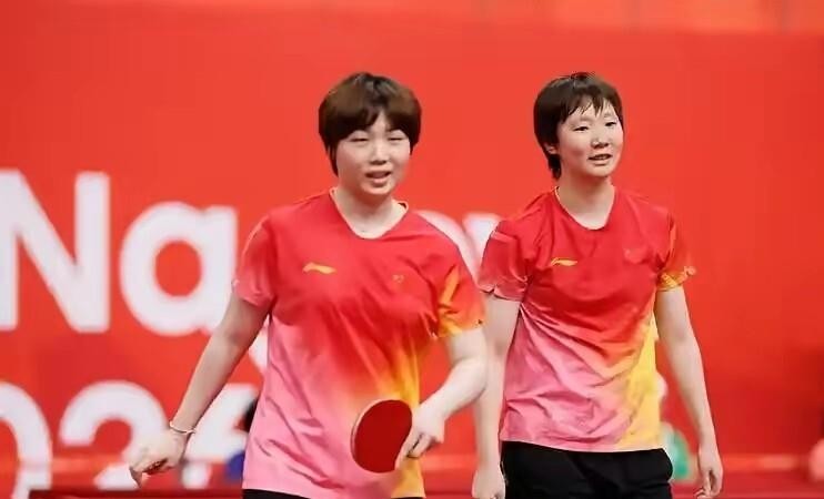 10月10日北京首钢园，王曼昱/蒯曼3比1拿下张本美和/早田希娜，卫冕中国大满贯女双冠军，为国乒拿到本届首金，也成了这项赛事历史上第一对卫冕组合。第二局王曼昱还意外滑倒，歇了一会儿照样打下来。往前看，今年七月美国大满贯她们3比1赢过这对日本组合，九月亚运决赛4比0，首局直接11比0。可这次真不轻松，