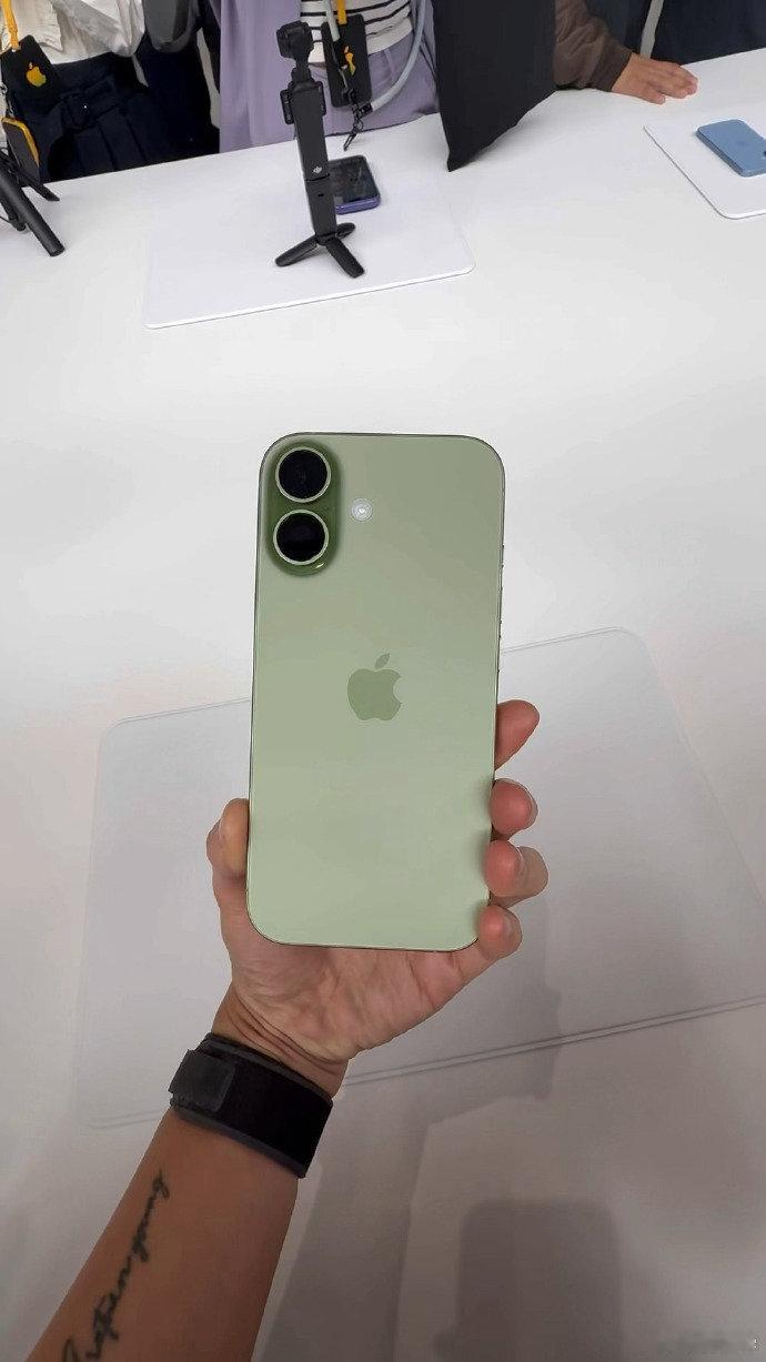 #iPhone17涨价倒计时# 按照往年的规律，iPhone18 Pro发布后，老款iPhone17会降价千元左右，而老款的Pro系列全部下线。

不同的是，今年iPhone18 Pro还没发布，iPhone17要涨价千元，这真是太疯狂了。所以，打算买苹果手机的抓紧时间，不然涨价就要多花1000多块钱，不划算。 ​