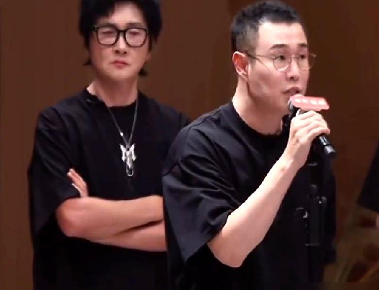 孙楠在台下死死捂住嘴，肩膀抖得像筛糠，最后还是没憋住，笑得前仰后合。

台上站着的是小沈阳。明明是严肃的队长竞选，他偏偏当成单口相声来盘：“我这辈子就没当过领导，上学老师管，学艺师傅管，结了婚老婆管……”

这俩人可是初舞台拿了829票和826票的顶尖神仙。别人恨不得把八百个心眼子写在脸上抢风头，小