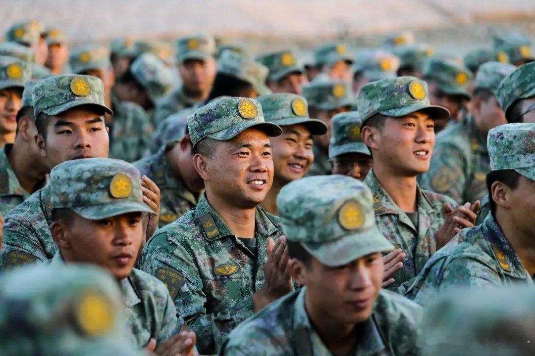 【比武竞赛颁奖典礼，搬到了野外驻训场！】荣誉催征，向战而行，近日，新疆军区某部在野外驻训地，举行军事技能竞赛颁奖典礼，以隆重仪式表彰优胜官兵，激励部队士气。 ​