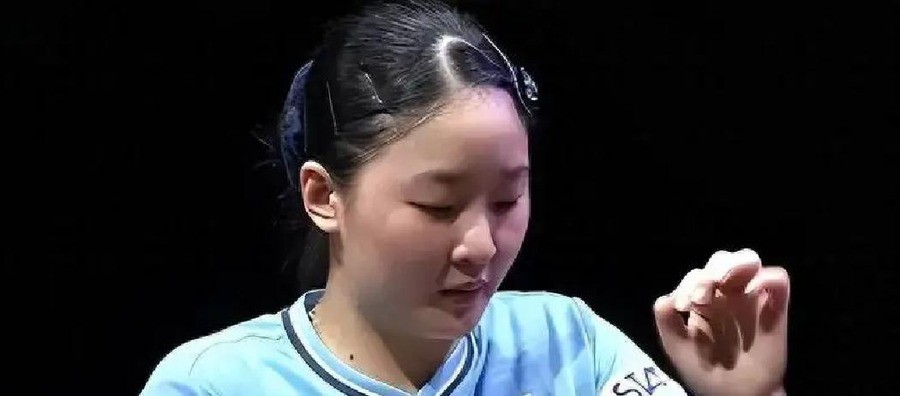 日本女单32年金牌荒延续！张本美和哭着认完败：接发球失误太多，日媒前主帅却怪中国球迷太吵，同一场馆阿拉米扬为啥赢了？
张本美和赛后混采区当场落泪，说这是一场彻彻底底的完败。同一片场地，日媒和宫崎义仁却把矛头对准了中国球迷的助威声。
两场4比1，藏着两种碾压
王曼昱对张本美和，第三局被对手9比5领先，