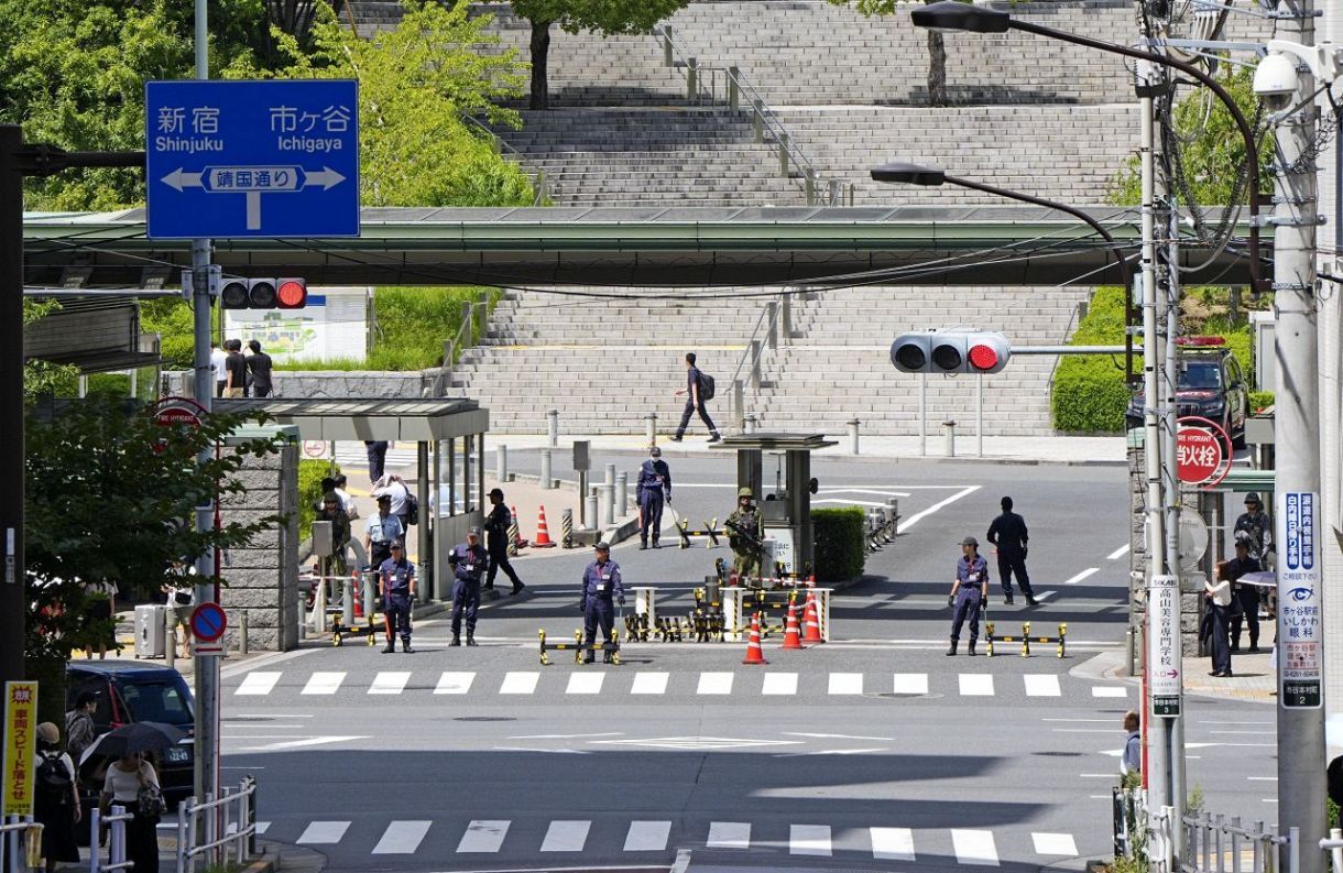 日本防卫省计划新设一个规模约110人的“退役自卫队员与家属支援厅”，对标美国退役军人事务部和韩国国家报勋部。防卫大臣声称此举直接关系到提升士气、吸纳人才、强化防卫力。
但消息一出，日本国内质疑声四起。舆论批评这一举措属于机构膨胀，且“紧迫性为零”。许多声音指出，自卫队兵员招募难、中途 ​
