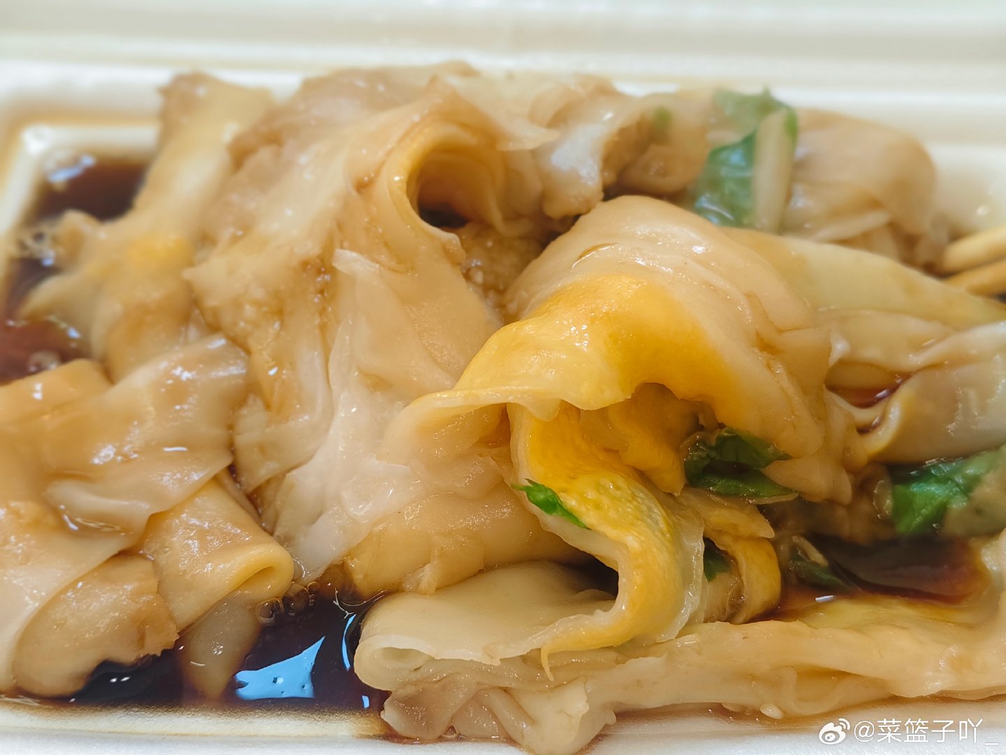 肖战官宣巡回演唱会仅半天，南京场馆周边酒店便掀起抢房潮，其中一家豪华酒店仅剩行政河景豪华双床房，单晚价格高达2700元。  一、高价房源现状- 华邑酒店仅剩高价房：南京长江之舟华邑酒店工作人员证实，1