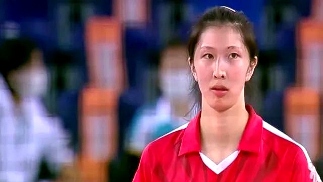 中国女排2026—2027联赛赛制这招太绝了，除了冠军战打三场两胜，其余名次居然全凭“两场加金局”定生死
 

A级8支队伍打14轮常规赛，再蛇形分成C、D两组抢总决赛门票。
 

最刺激的还是名次战，两边要是各胜一场，第二场刚落幕就要立马加赛一局15分决胜局，必须领先2分才算赢
 

最后的升降级