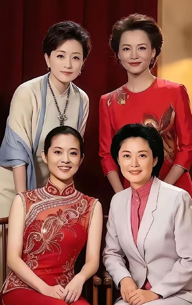 现在的晚会主持人换了一茬又一茬，可真到了过年，大家念叨的却还是那几张老面孔。
倪萍、董卿、杨澜、敬一丹，这四个名字一旦摆在一起，几乎就是整整几代人的电视记忆天花板。
那时候的神仙打架，妙就妙在每个人身上都有别人偷不走的辨识度。
倪萍当年只要往台上一站，眼眶微红、嘴角带笑，全国千家万户的年味儿立