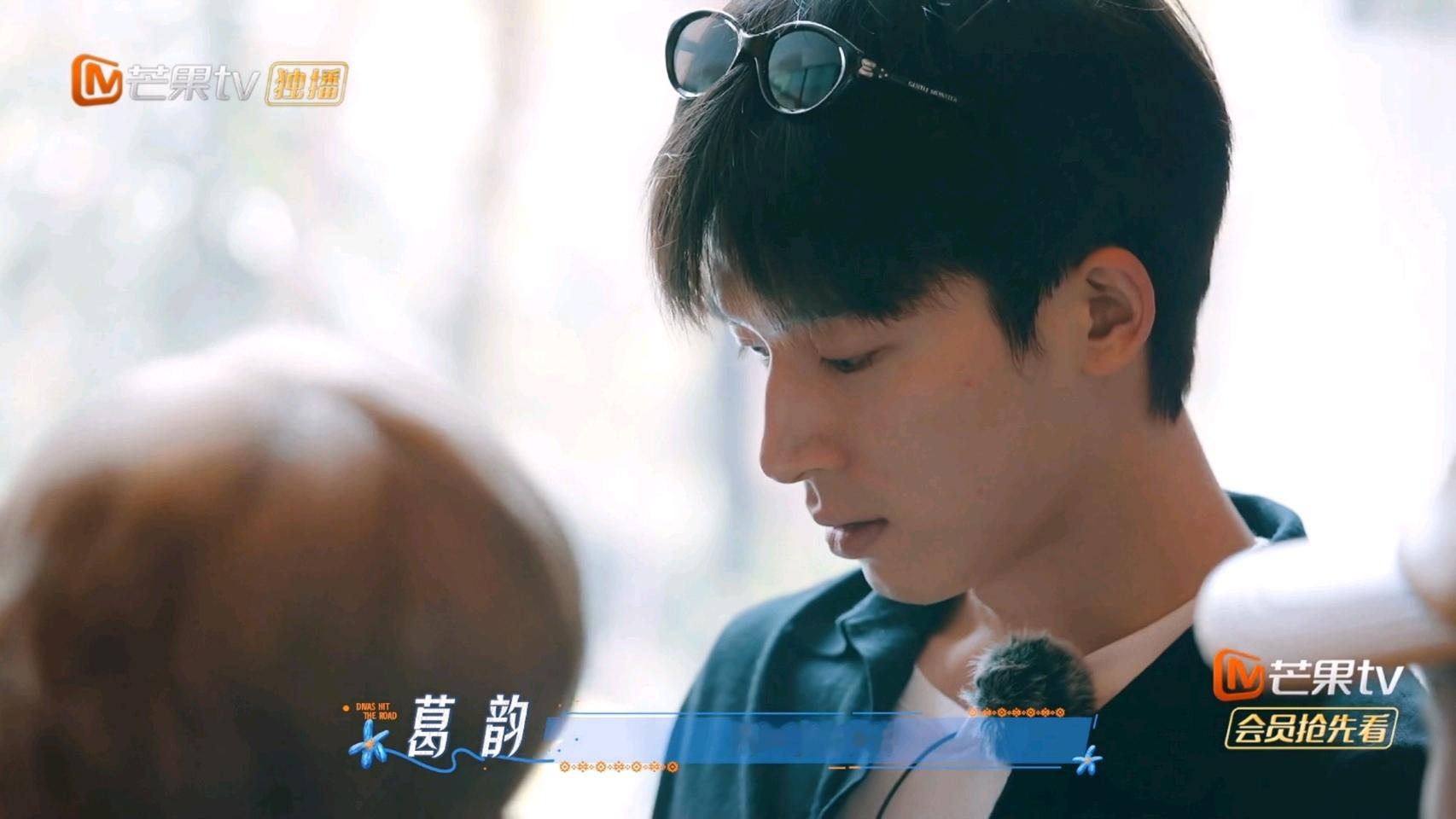 《花儿与少年8》王星越船上尿急被当爆点？这个名场面，感觉缺一点也不好笑！
第一期播出之后，节目组拿来做宣发的名场面就是王星越在花船上憋得难受，急着要上厕所的片段。不少剪辑片段在网上传播，很多网友觉得这是难得的搞笑真人秀名场面，甚至预判后续会冲上热搜，引来一波热烈讨论。可我看完正片后 ​