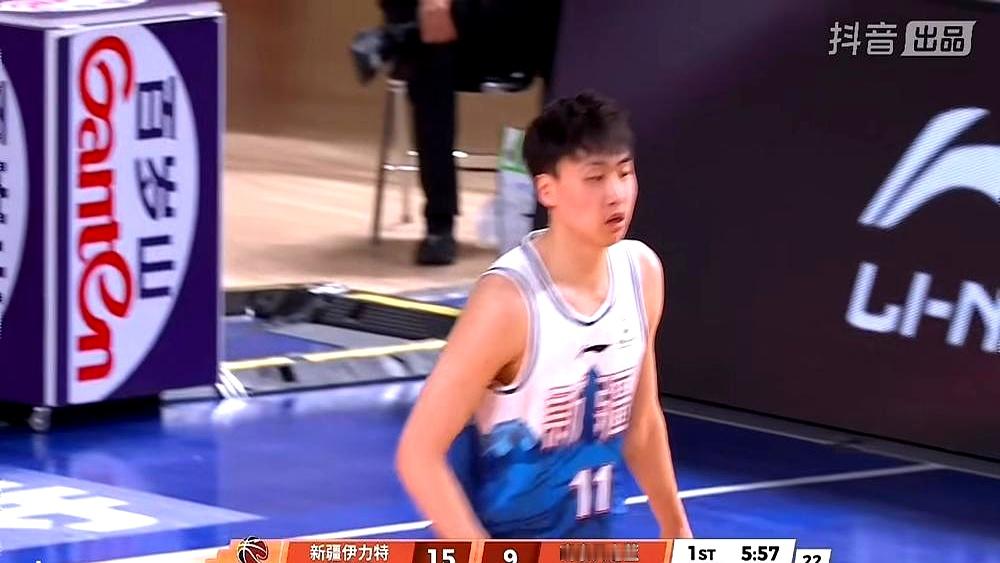 当年北京给赵睿表面少给薪水，背后用北京户口和核心区三居室把亏补回去，堪...