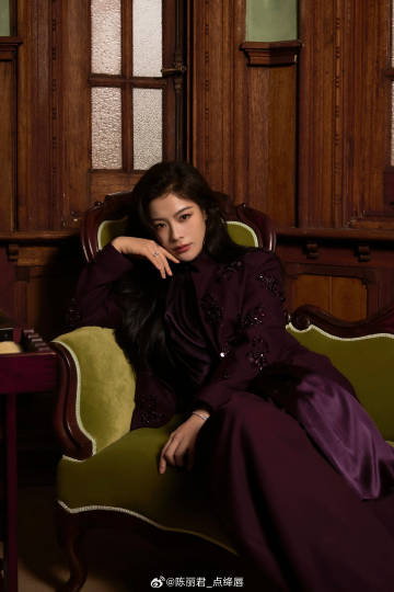 镜头但凡往右边偏一点，就会拍到我跪在俺老婆脚边<span class=...