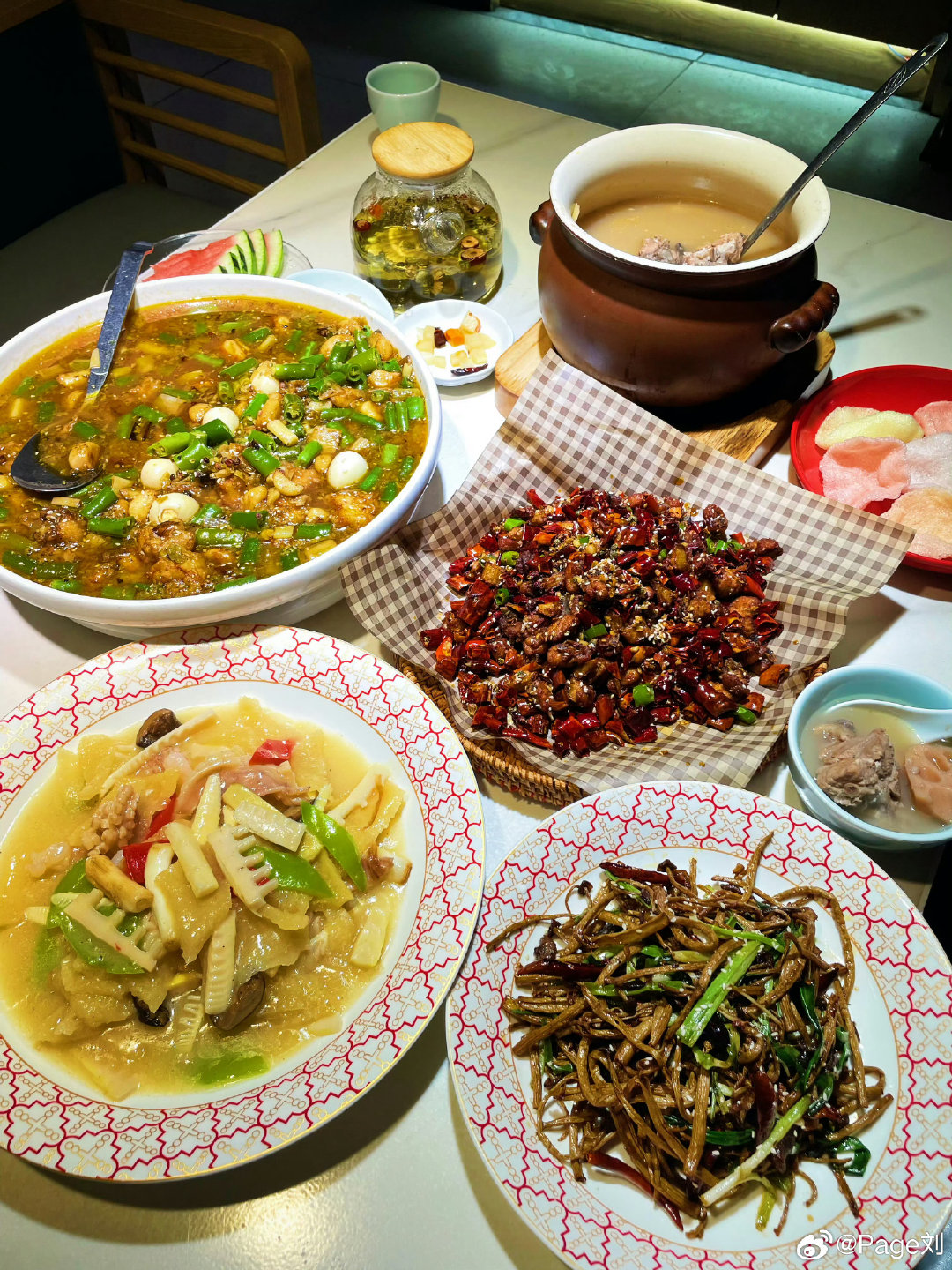一周饭量总结🥣𝗣𝗹𝗼𝗴
你能认出来是哪家店吗❓

#百年阿哥土豆粉##那英临时申请弯弯的月亮演唱版权#  ​