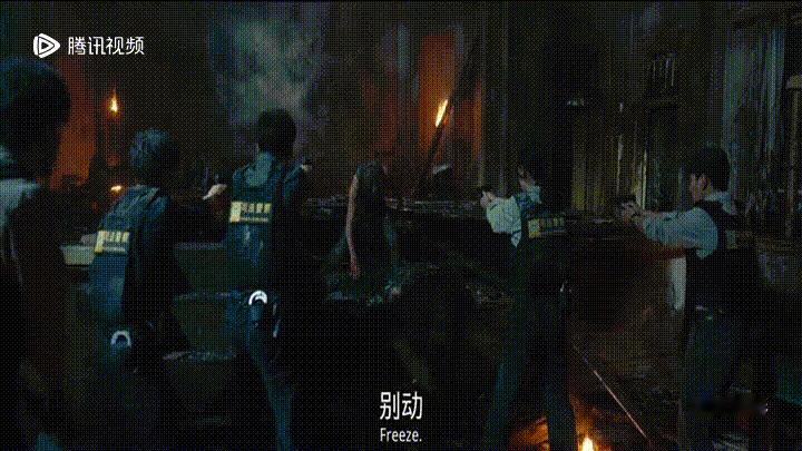 看完《捕风追影》，观感实在有些别扭。
本是冲着成龙、梁家辉两大港片影帝而来，看完却觉得唏嘘。演员魅力不只在于演技，观众同样会被神态气质打动。
72岁的成龙、68岁的梁家辉，岁月痕迹已经十分明显。眼底浑浊、沟壑满面，再去硬扛高强度打戏，观感和年轻时完全不同。当年的打斗，是飒爽灵动；暮年奋力肉搏，只剩不