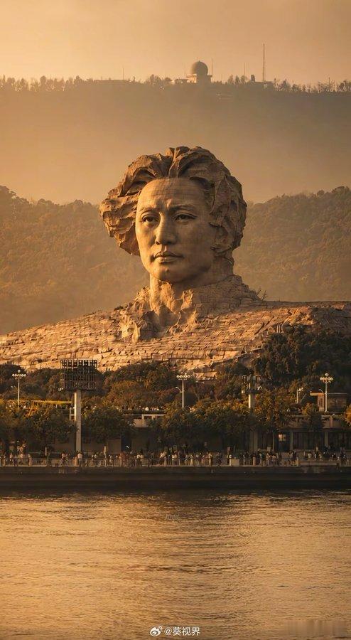 “阳光映照下的教员雕像， 石纹清晰，棱角坚硬，永不动摇—— 这就是江山...