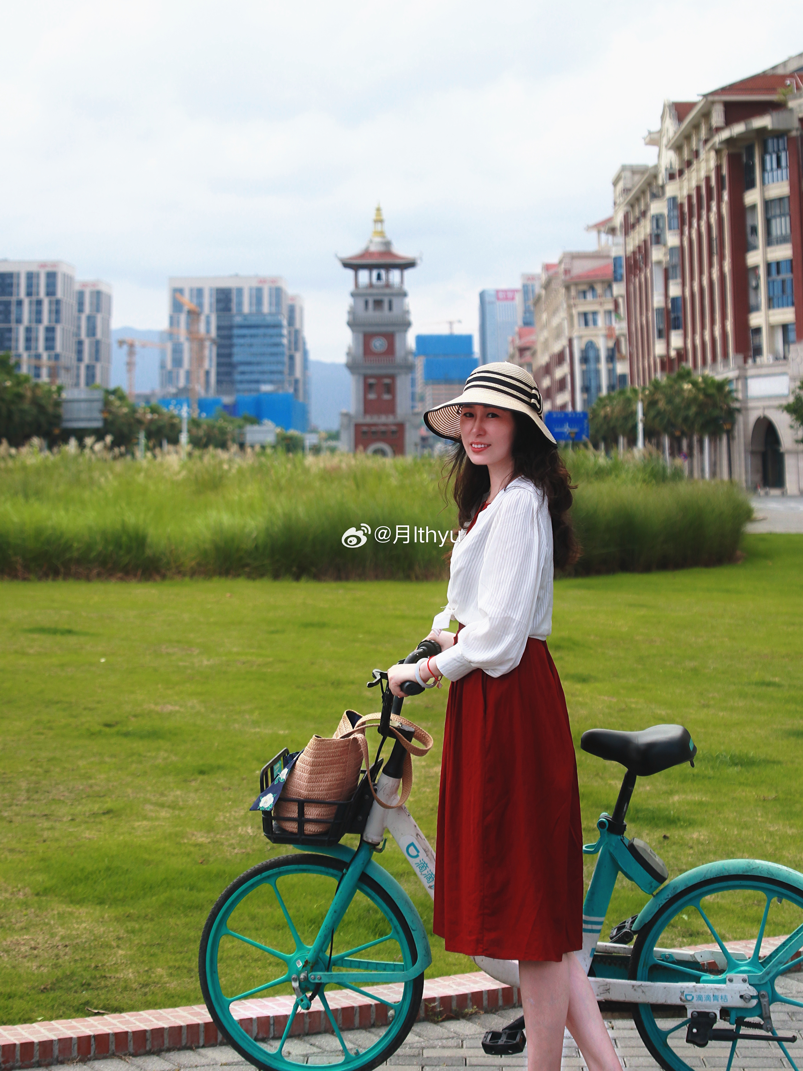 说真的厦门太适合cityrun了厦门在这座城市，运动从来不是任务，而是一种生活方式。在厦门可以清晨去环岛路骑行，海风扑面，左边是大海，右边是绿树，感觉自己和大自然同频呼吸。或者傍晚去荻花洲慢慢散步，看夕阳把海面染成金色，心情瞬间被治愈。山海健康步道更是“吸氧天堂”，走一圈整个人都活过来了！说到运动场地，厦门简直把“美”做到了极致。五缘湾桥墩下的体育公园、彩虹跑道、环岛路跑道，还有全国独一无二的空中自行车道和海上自行车道——你能想象骑车在海面上飞驰的感觉吗？连运动都变得浪漫了。而且厦门有超多15分钟健身圈，走到哪都能动起来，运动场本身就是城市风景线🏃♀️如果是赛事爱好者，厦门更不会让你失望。从钻石联赛、苏迪曼杯，到世界杯预选赛、CBA全明星，国际顶级赛事轮番上演。本土的厦门马拉松、海沧半马、环东半马还有鹭江横渡，早就成了这座城市的体育名片。每次跑马，朋友圈都会被刷屏！欢迎来厦门跑一跑、骑一骑、走一走……一起在“生命力之城”里，找到属于自己的节奏❤️来厦门奔跑吧风会给你答案有厦门这样...