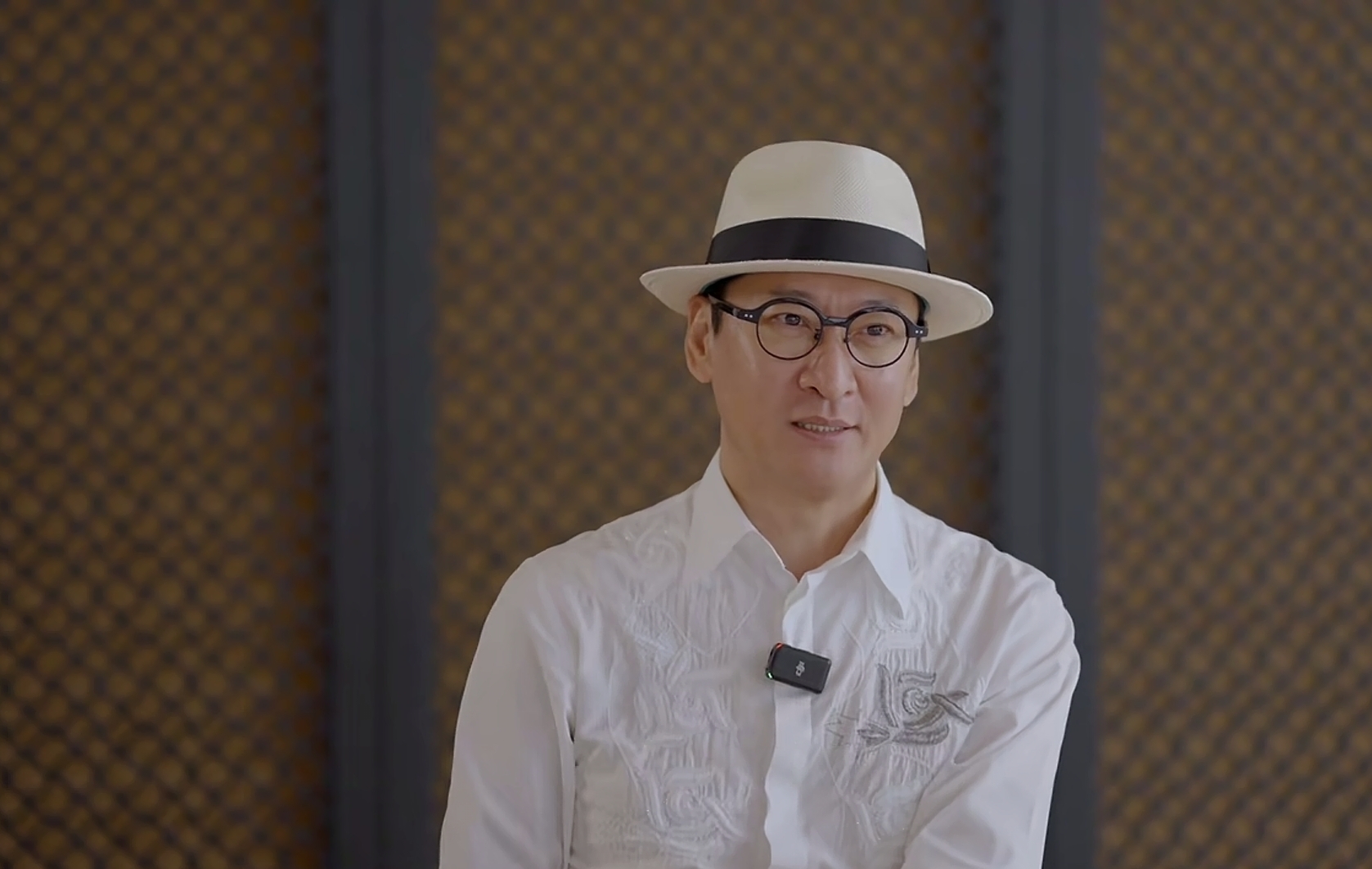 周杰说：“第一次父亲去世时我没经验，他们给我一个夹子，我很不舒服。我想用手去摸摸父亲，但是很烫，他们给你夹子防烫。可是我不想用夹子来夹父亲的骨头，我觉得不舒服。
 
先把那天的画面摆出来。2016年，父亲因脑梗去世，周杰在外地拍戏，没见上最后一面。遗体火化后推出来，不是电视剧里那种细腻的灰，是一块一
