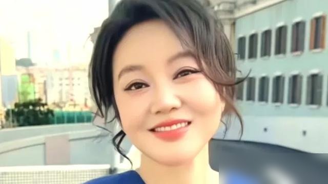 李乃文台上问闫妮“要助理不”，闫妮一句反问，全场笑翻。
闫妮没接茬，直接怼回去：这个年龄，我还能记住剧本椅子水杯吗？言下之意，自己都快顾不过来了，哪还敢使唤你。
李乃文也不是突然皮这一下。他最近真在综艺《大哥小助理》里给胡军当“大哥”，干的正是对接行程、安排日程的活儿。台上问闫妮，等于拿自己开涮