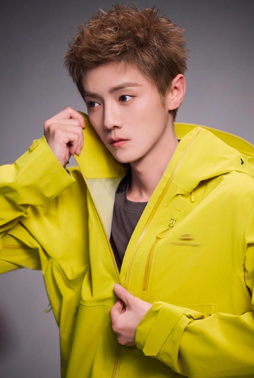 #鹿晗躲过了花少2#
爆！新晋时尚穿搭博主鹿boss
嘿嘿，这期太帅了太有少年感了，最喜欢哥短发了干练帅气成熟，把五官的轮廓都勾勒出来了，大家快大眼星品心动一下[心][心][心] ​