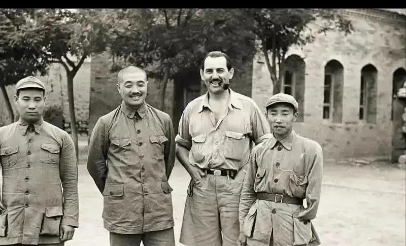 西野开会，彭德怀刚讲完，一纵政委廖汉生霍然起身：“信不过我们你就直接去指挥团，我不干了！”一纵司令贺炳炎也站起来摔本子：“对也骂错也骂，我也不干了！”满屋寂静——彭总铁青。一直旁听的贺龙突然拍桌。“都给我坐下！彭总是前委书记、野战军司令员，他的命令就是命令。有意见会后提，战场上先执行！回去，各自写书