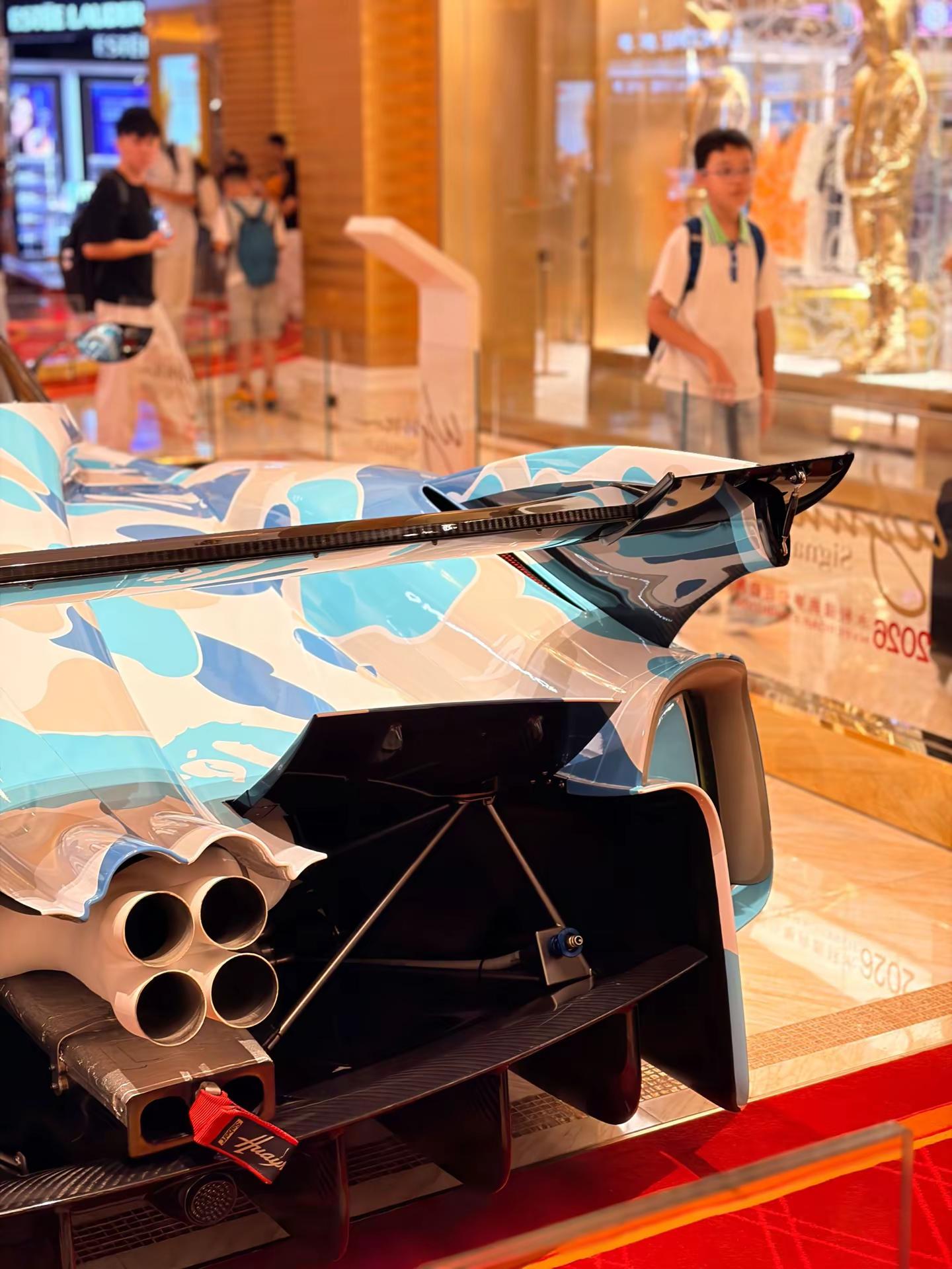 Pagani Huayra R 采用了💙🩵🤍迷彩涂装，还融合了潮流品牌 Bathing Ape（BAPE）的设计元素，车身的猿人头标志  绝对的艺术品帕加尼huayraR 帕加尼 澳门永利皇宫梦幻超跑展 汽车摄影