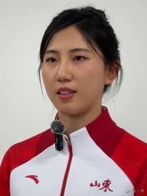 中国代表团首金到手！现代五项女团成功卫冕，四位女将一起立下大功！看看她们的风采。
 
1. 张明煜（山东）
团队里的老将，拿过两届亚运会个人金牌，经验最足。这次顶住压力，拿到个人银牌，关键时刻稳住全队的分数。
​
2. 吴希瑶（上海）
年轻小将，爆发力很强，障碍跑项目发挥亮眼，本次拿下个人铜牌，换项