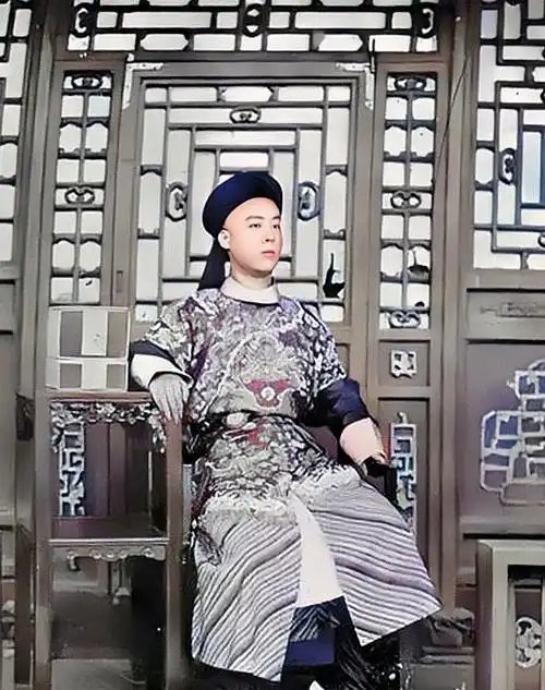 1908年，28岁的他确定皇位肯定会到手，他隆重的换上王服，站在宫门口等待继承皇位，没想到，结果被一个3岁小孩捷足先登。

1908年的冬天，光绪皇帝病重卧床，随时可能驾崩。整个朝堂最关心的事，就是谁来继承大清皇位。
 
当时所有宗室王公、军机大臣，心里都默认一个人选，就是28岁的恭亲王溥伟。
