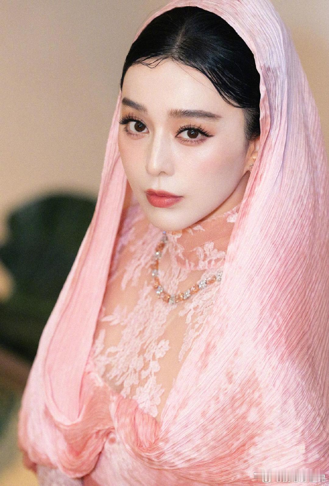 范冰冰现身时装周，美人如画 ​