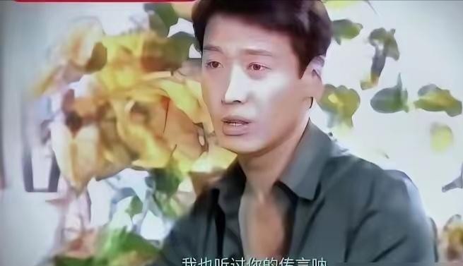 面对那些明摆着挖坑找茬的闲话，普通人最容易犯的蠢，就是急头白脸自证清白。
1999年蔡康永在访谈节目里跟黎明过招，就特别值得琢磨。
当时蔡康永笑眯眯地递了个软刀子，问黎明：听说你平时不爱笑，是因为嫌自己牙长得不好看？
换成一般艺人，要么尴尬地咧嘴笑笑，要么长篇大论解释半天。
黎明硬是一句废话