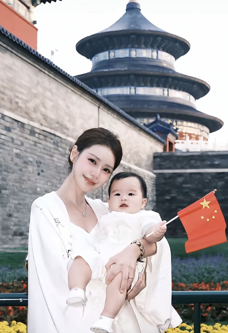 马筱梅的发型典雅大方，平添几分熟女韵味儿和阔太范儿。
抱着汪宝儿的马筱梅母爱满满，白胖、壮实的汪宝儿让妈妈更有底气和魅力。