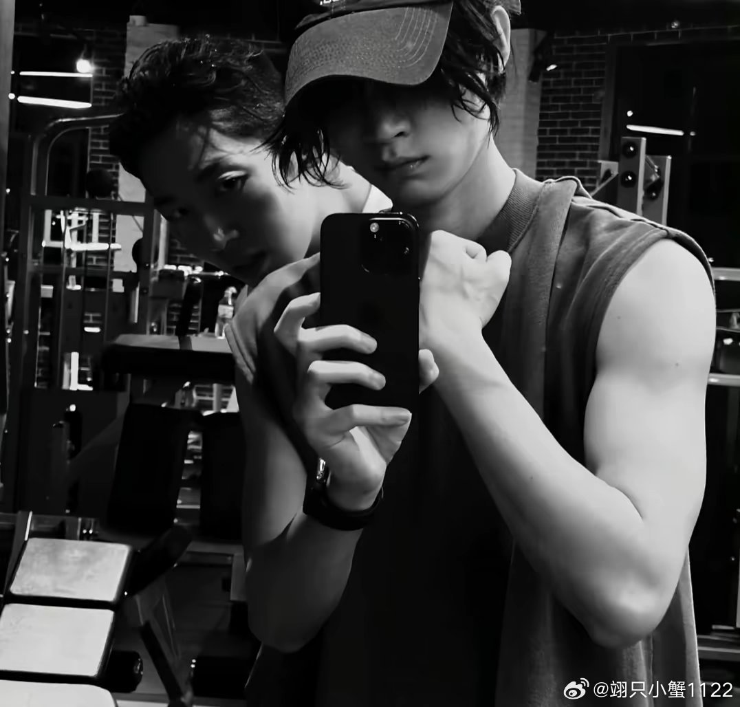 #周翊然[超话]##给周翊然的七夕星河情书# zyr#周翊然 廿叁笃行步迈云程# 

弟 姨今年68离两次婚，带俩娃，没有爱人，没有朋友，希望你能让我体会到爱情的滋味。姨前半生很苦啥也没有，只有两辆迈巴赫，汤臣一品三套房还有一个四合院在出租，别嫌弃姨，姨现在用带满钻戒的手擦眼泪。姨真的好累，姨一人 ​