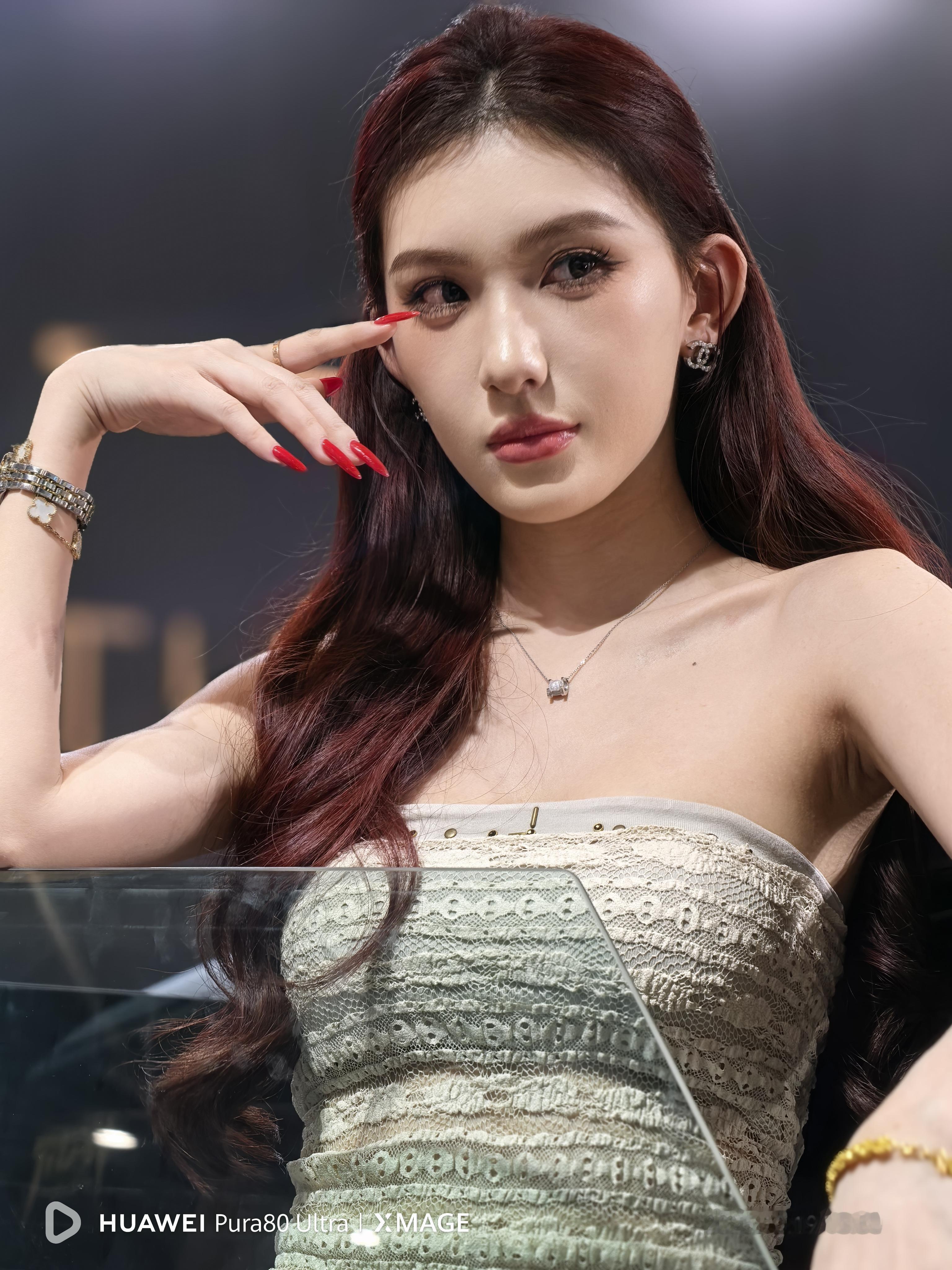 再补充几张上海车展上让人念念不忘的车模小姐姐的影像！