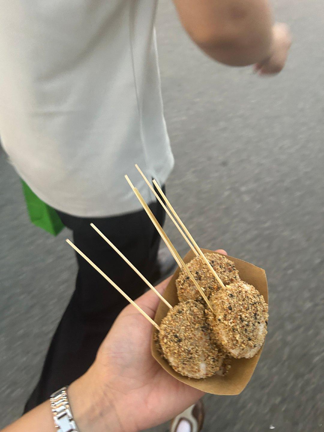 开学第一顿在食堂的饭菜不好吃，难为老公占座排队
下午下班慌慌张张赶到烤肉店，生怕人多没桌，吃的很开心
吃完饭给宝贝买了三明治，还一路端着这个糕
可事回家也没吃几口[doge] ​