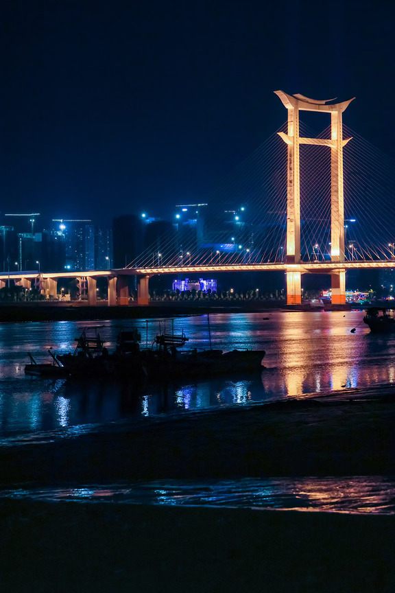 🌊晋江大桥夜色下，坐V级去追一口鲜！