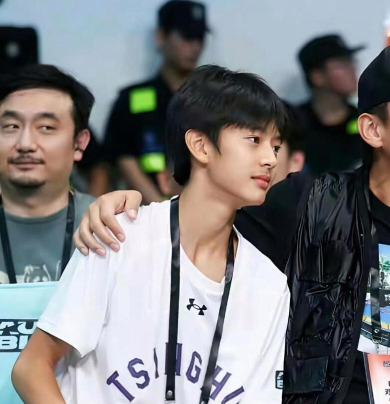 邓超儿子一露脸，评论区先炸后静——搞笑基因愣是没抢到戏。
14岁，身高一米八，篮球场上运球急停起跳，动作干净。可镜头扫过侧脸那一下，杏仁眼、鼻梁线，连唇下小痣的位置，都跟《甄嬛传》里的少女甄嬛对得上。网友把剧照和视频截图叠一块比，重合度九成往上，“少年甄嬛”这称呼就这么叫开了。
基因这玩意儿真不按常