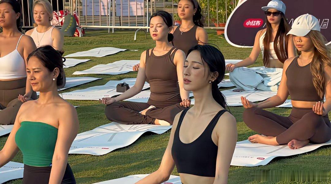 张俪上瑜伽课，真是人群中最白最吸引人目光的女性，不愧是明星。 ​