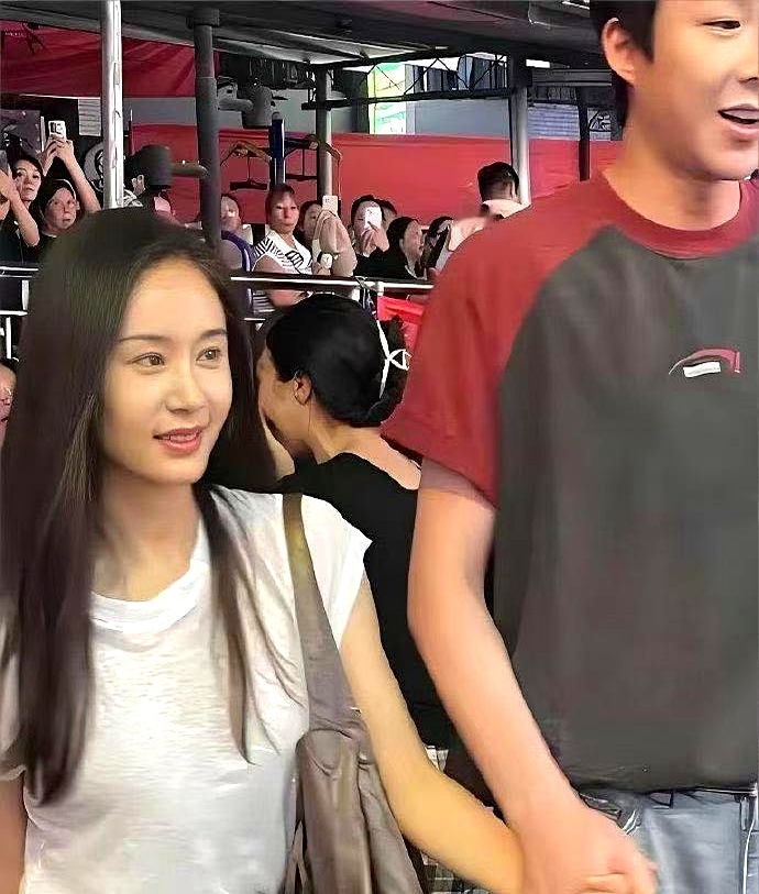 1米89的刘宇宁跟1米59的王子文站一块，生动诠释了什么叫现实版“大人领小孩”，重庆路透一出来直接把人看乐了
 

整整差了30厘米，王子文的手被攥在大手里跟个小物件似的，连导演都忍不住打趣她是“挂件女友”，成随身配件了。结果刘宇宁嘴更碎，张口就来一句“限量款配件，别人想挂还挂不上”
 

个子娇小