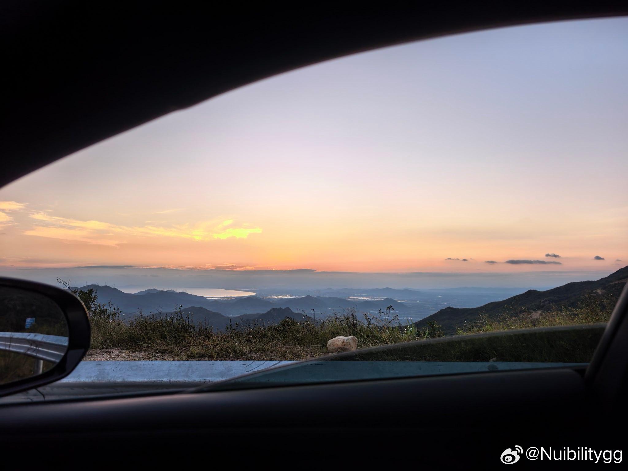 开GT7上紫罗山，把日落装进车窗 本来是去看日落，结果连上山这段路，也成了舍不得快进的风景。

这次开着启境GT7去了江门紫罗山。沿着山路往上走，弯道把风景一段段展开：眼前是山，远处是层层叠叠的山脊，天空从清透的蓝，慢慢染成金色。

比起每天熟悉的通勤路线，我更喜欢这次有弯、有坡、有期待的 ​