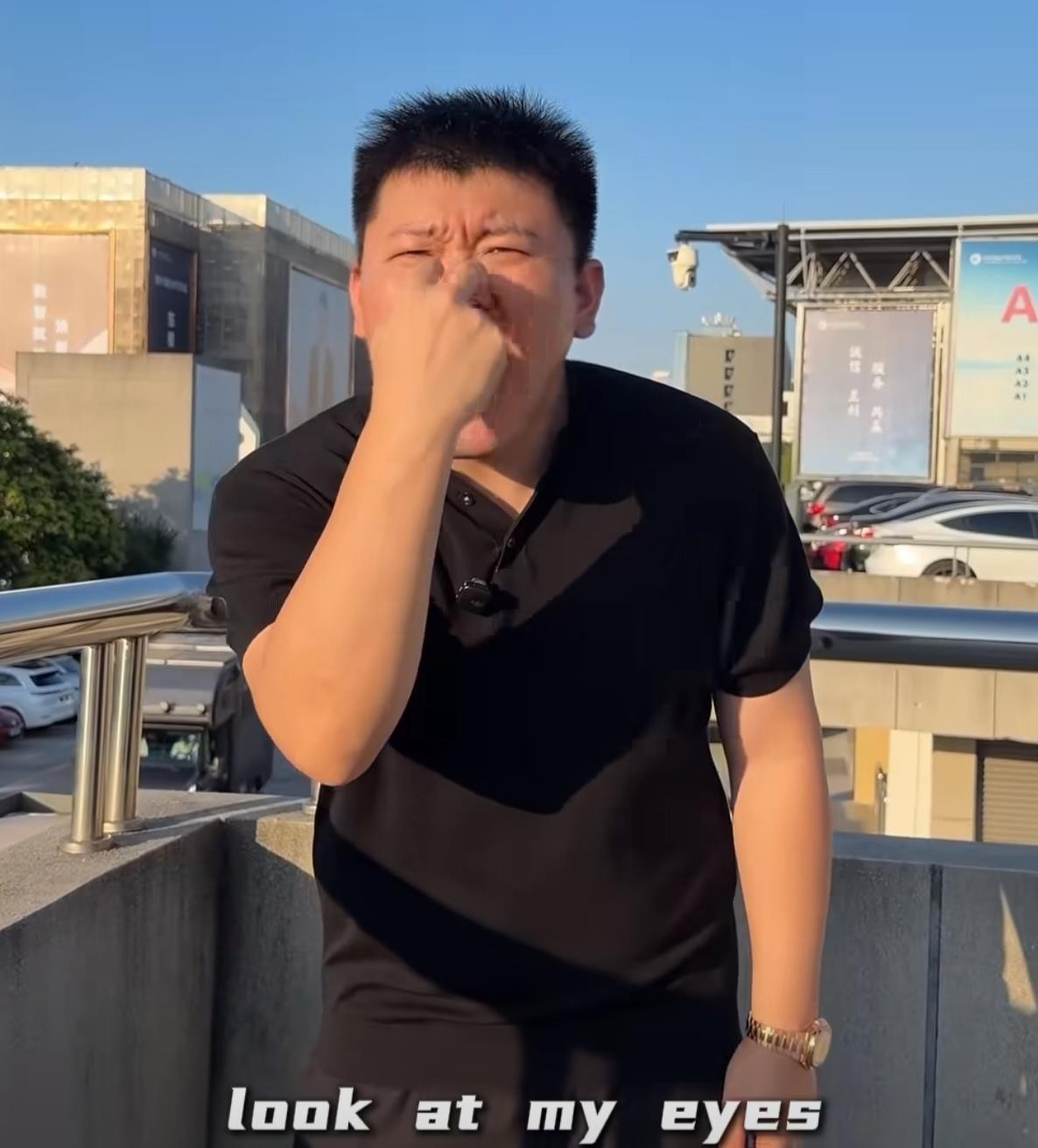 韩景枫杭州创业3.0宣告彻底失败，这个自诩流量能降维打击实体的人，三个月烧光了几百万现金，连珍藏多年的法拉利F8和劳斯莱斯库里南都急着出手套现，带着老婆孩子和二十人团队灰头土脸承认自己把自己看得太牛了。他押上千万身家、搬离北京豪宅、逼刚出月子的老婆跟着折腾，最后却换来一句向亲爹“求米”救场，说实话这