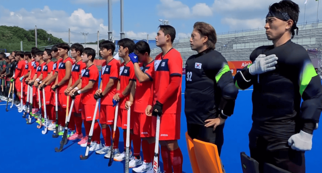 一片哗然！日本亚运会又出现重大错误！9月18日，多家外媒公布快讯称，在日本名古屋举办的亚运会韩国队与孟加拉国队的男子曲棍球小组赛赛前，主办方日本又闹出重大错误，竟然在赛前将朝鲜国歌当成了韩国国歌播放，虽然韩国队运动员及时发觉了错误并且叫停了播放，不过依旧引发了韩国队和现场观众的强烈不满和抗议，毕竟，